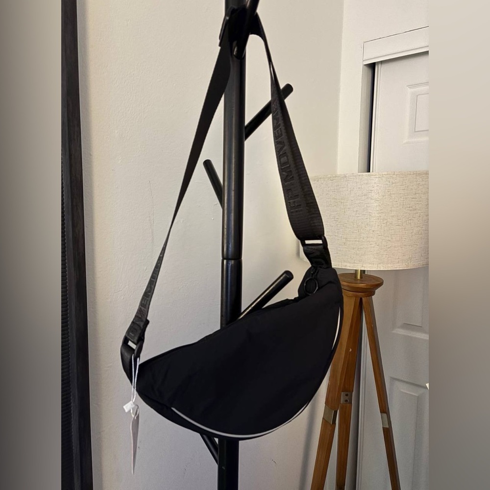 NWT FREE PEOPLE MOVEMENT Bulls Eye Sling Bag | Black MSRP $40 - Picture 8 of 10